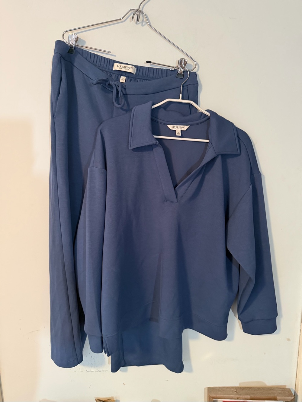NWOT Liverpool Los Angeles Blue cloud 9 air essentials Set XL Top Cropped Pants
